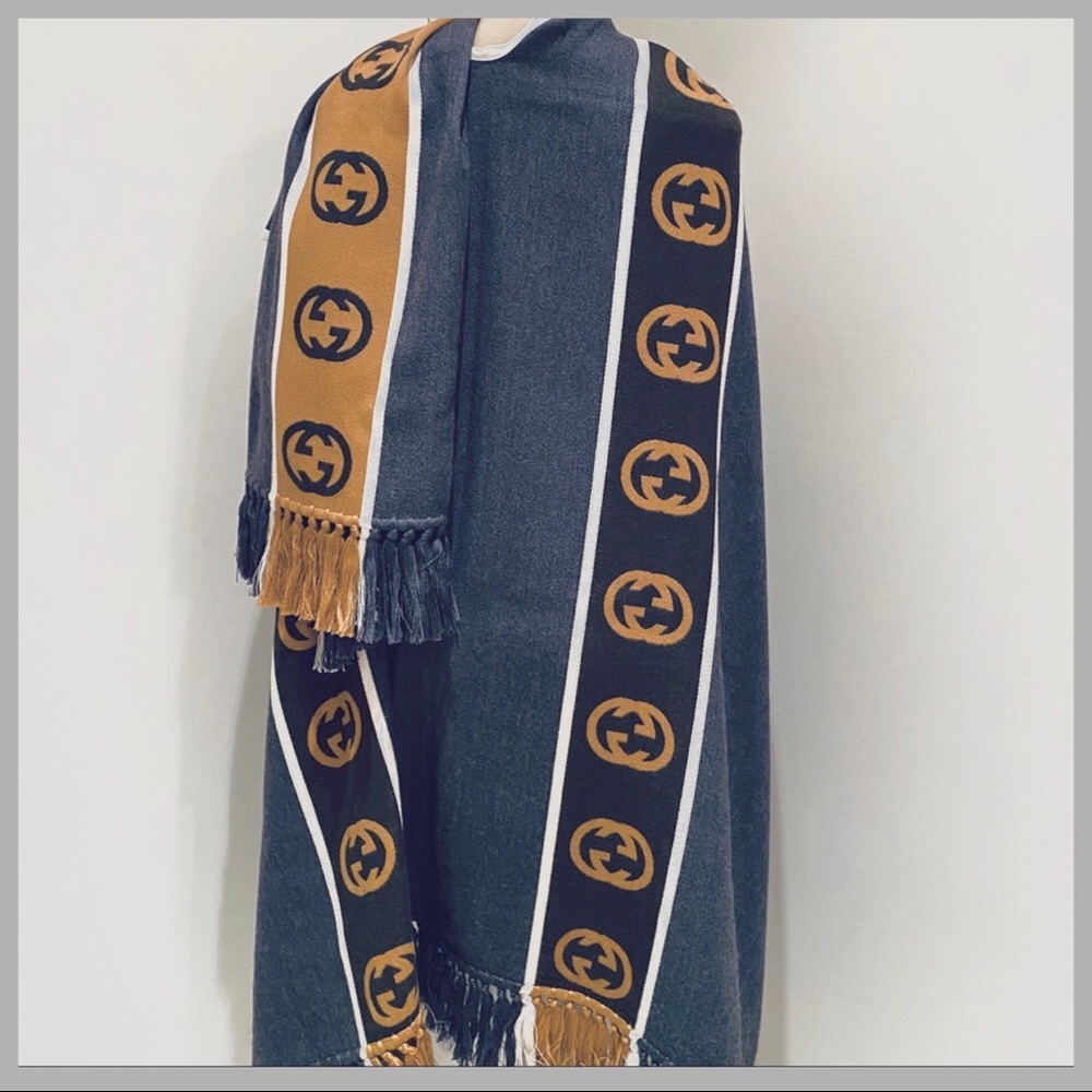 GUCCI REVERSIBLE UNISEXI INTERLOCKING GG CAPE. - Picture 6 of 13